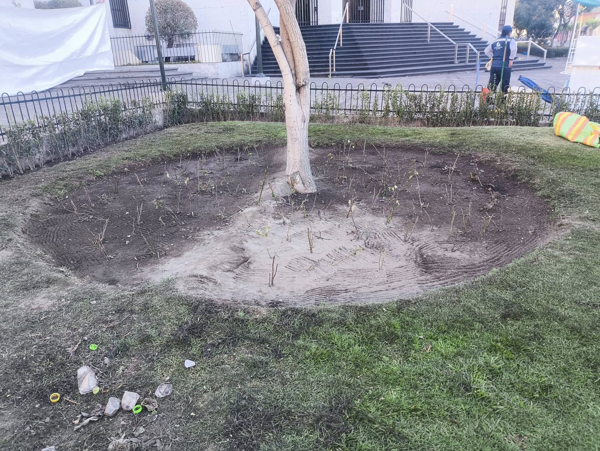 Plaza España en Arequipa amaneció con áreas verdes dañadas y basura tras concierto de Arequipa Avancemos. Foto: La Vanguardia Noticias/Facebook.