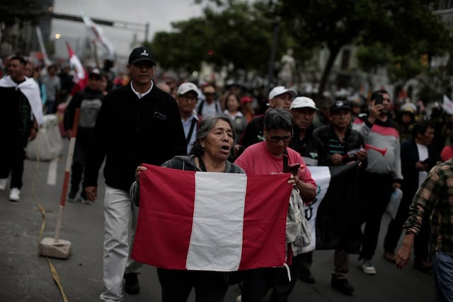 Marcha convocada por Juntos por el Perú se desarrolla bajo estricto resguardo policial