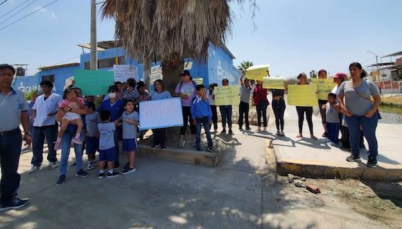 Padres de familia realizaron una protesta para exigir la inmediata solución al constante colapso de desagüe que perjudica a sus hijos del colegio Paul Harris
