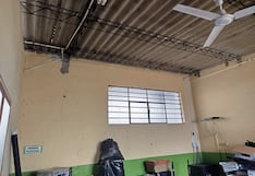 Niños estudian en aulas divididas por sábanas y cartones en Piura