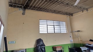 Niños estudian en aulas divididas por sábanas y cartones en Piura