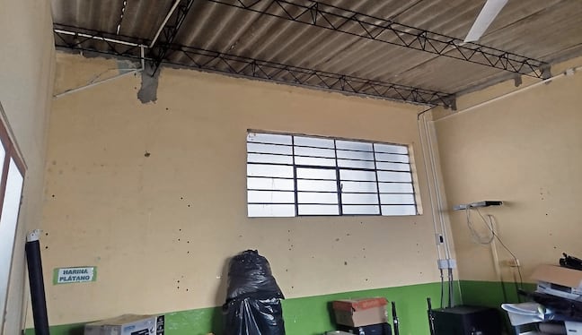 Niños estudian en aulas divididas por sábanas y cartones en Piura
