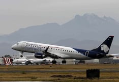 Agentes revisan avión en Aeropuerto Internacional de Ciudad de México por amenaza de bomba