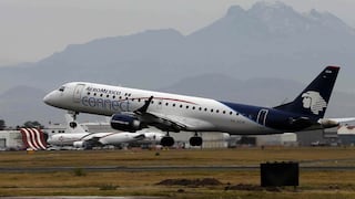 Agentes revisan avión en Aeropuerto Internacional de Ciudad de México por amenaza de bomba
