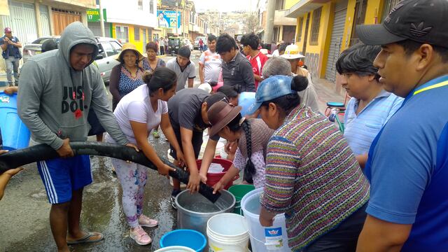 Tacna: Cientos de pobladores forman largas colas para conseguir agua potable (VIDEO)