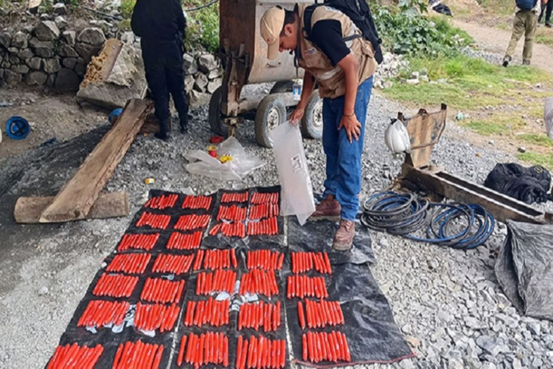 Entre lo incautado figuran 190 armas de fuego, más de seis mil municiones y más de siete toneladas de explosivos.