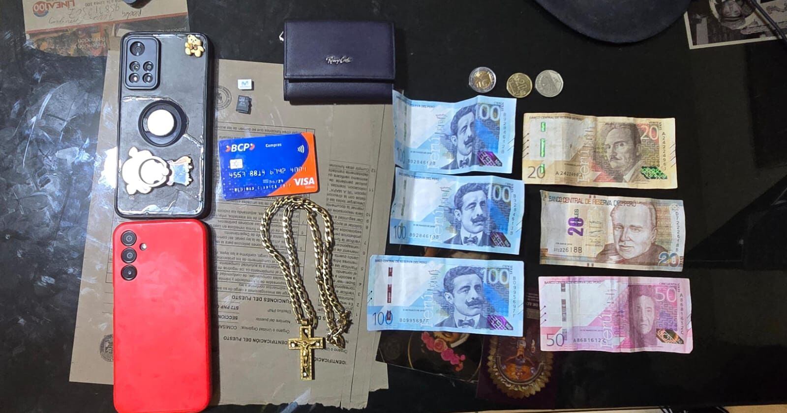 Policías incautaron dinero, celulares, tarjetas y pastillas para dormir