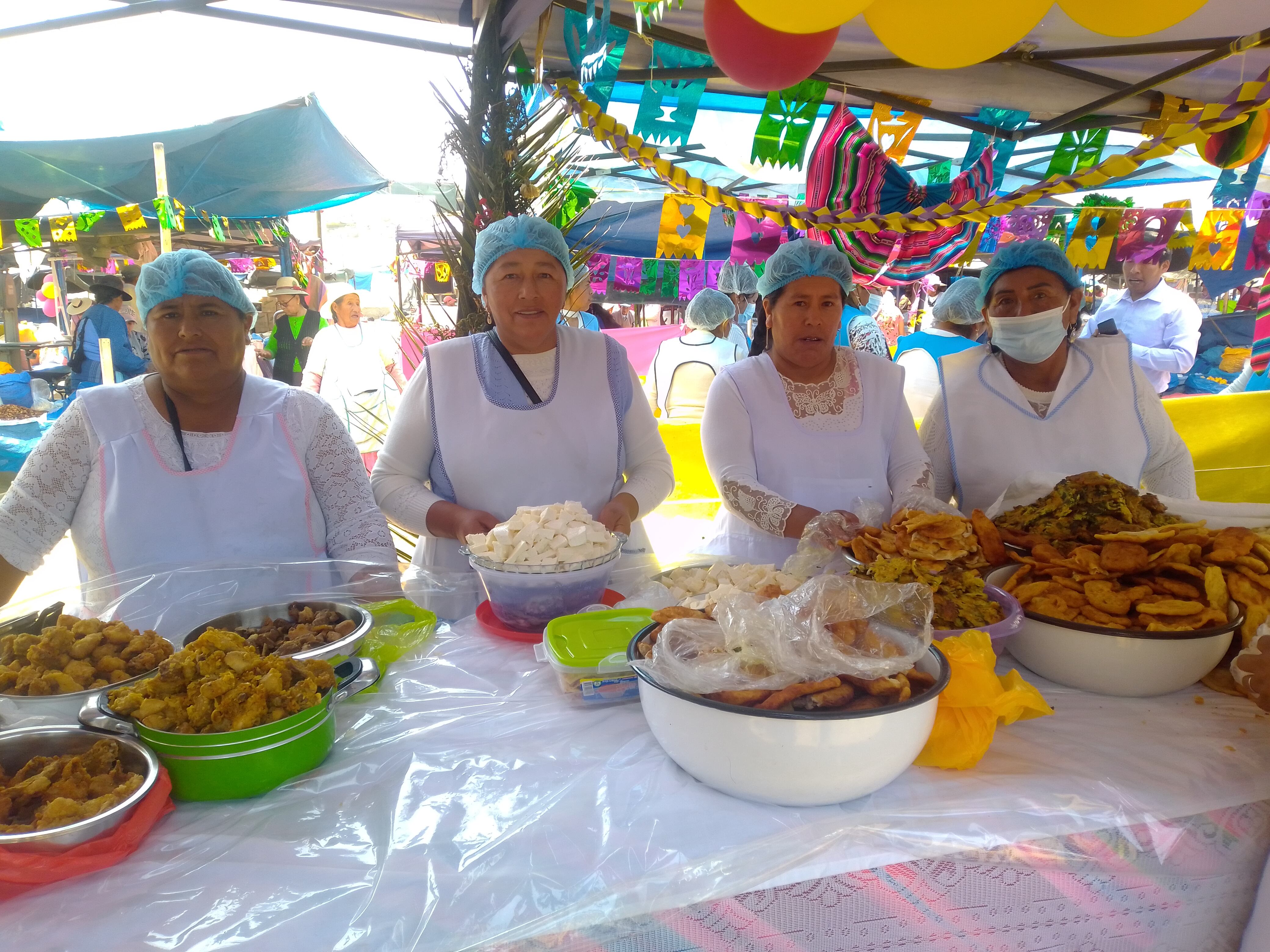 Feriantes iniciaron la distribución gratuita de alimentos a las 12 h. (Foto: Adrian Apaza)