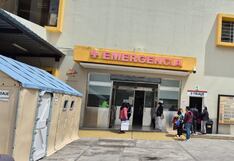 Mujer que limpiaba el techo cae y termina con fractura en la pierna (VIDEO)