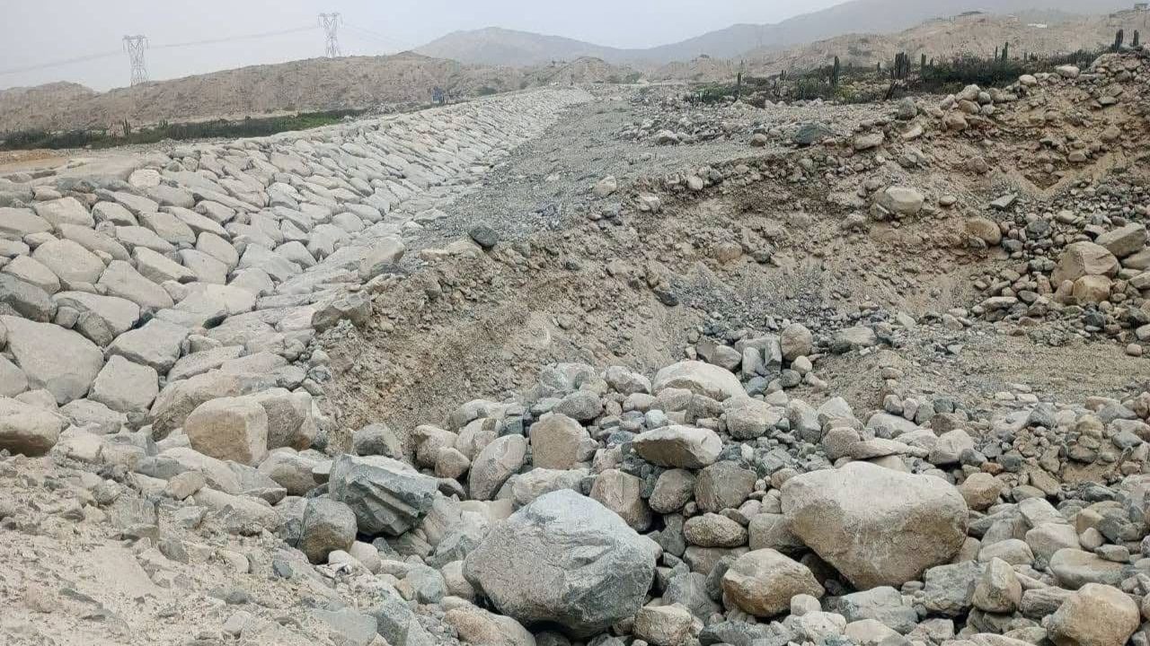 Desconocidos realizaron excavaciones en la base del dique en la quebrada San Carlos y dejaron material de cantera en el cauce.