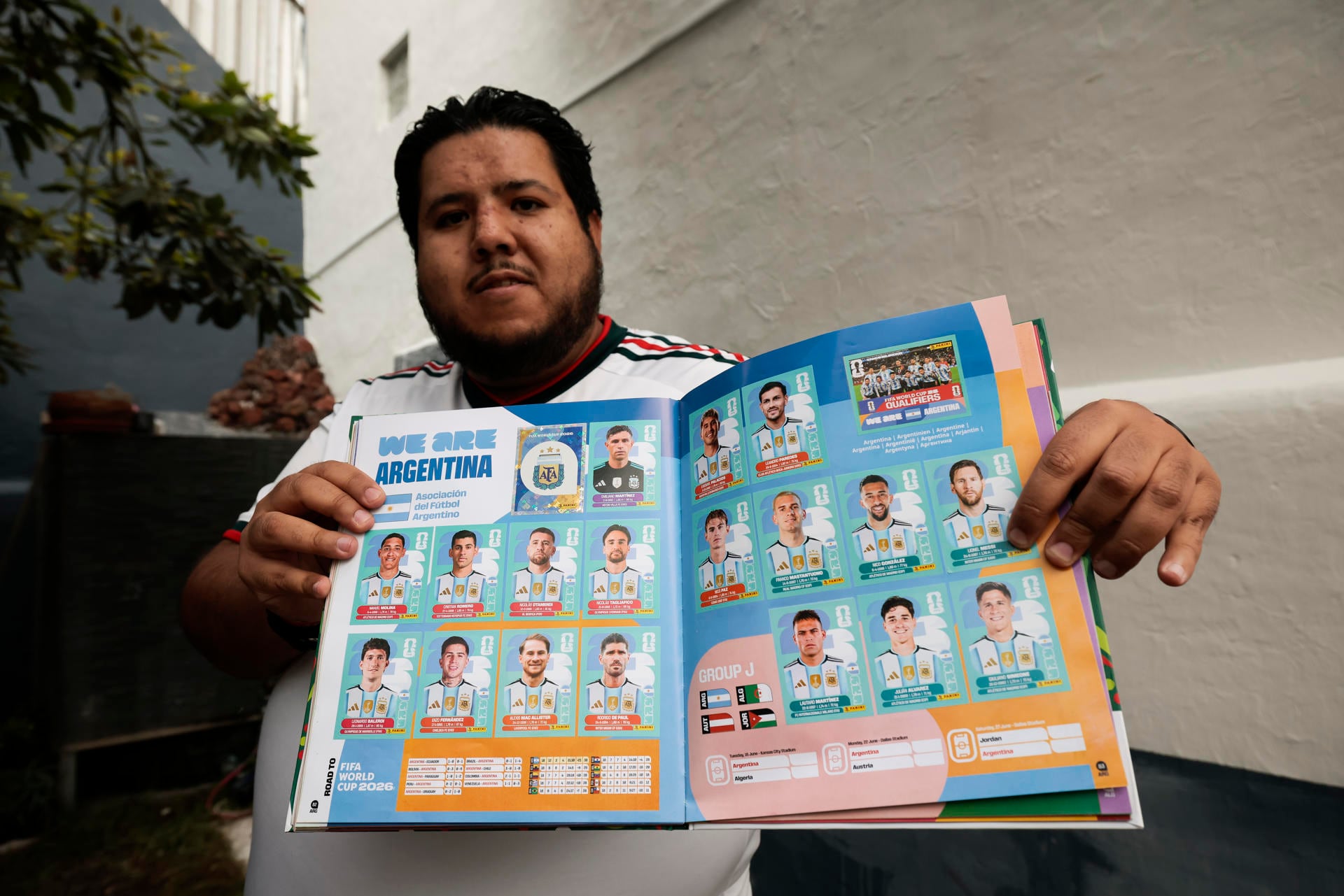 El coleccionista mexicano de 37 años cumplirá el sueño de asistir por primera vez a una Copa del Mundo, una pasión que heredó y que ahora transmite a la nueva generación de su familia.