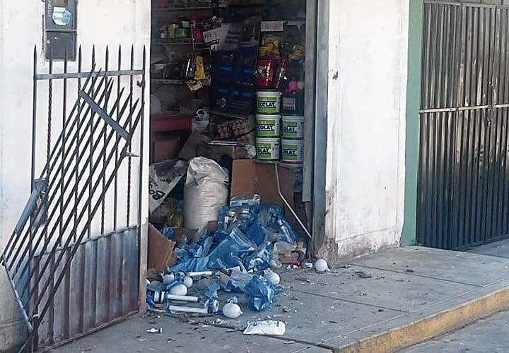 Extorsionadores detonan un explosivo en la ferretería de una pareja en Cayma