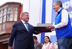 La Libertad: César Acuña entrega laptops “descartables” a maestros