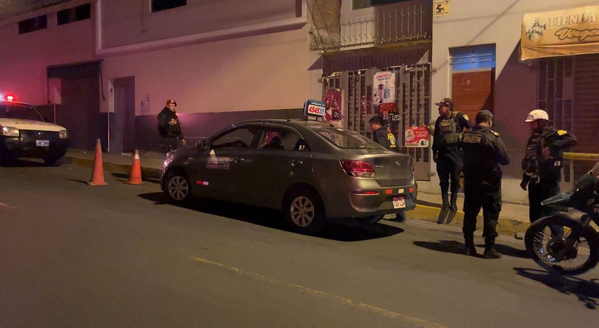 Agentes de la Policía investigan el intento de asesinato. (Foto: Pedro Torres)