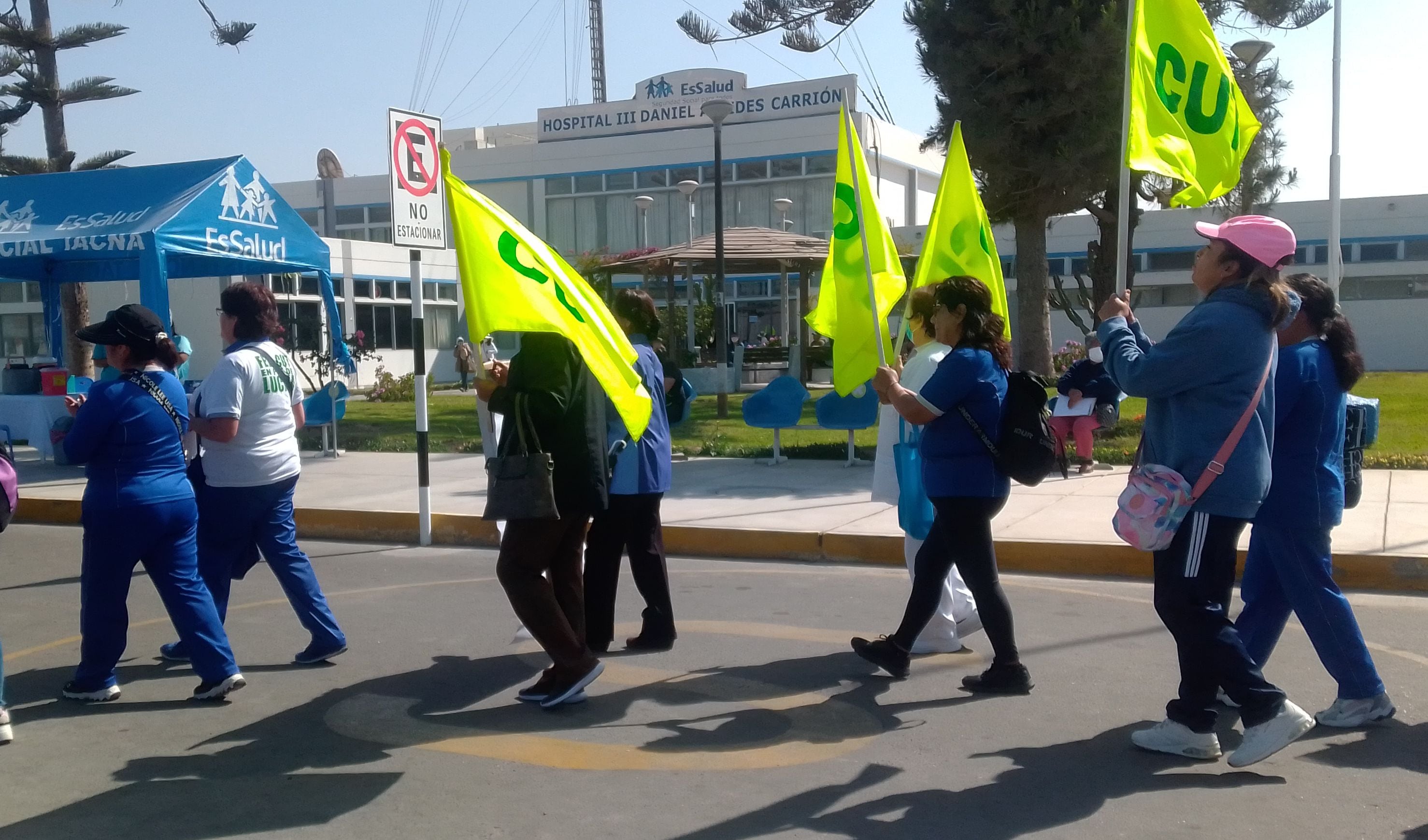 Trabajadores realizaron un “plantón” y luego recorrieron las vías internas de la institución en Calana. (Foto: GEC)