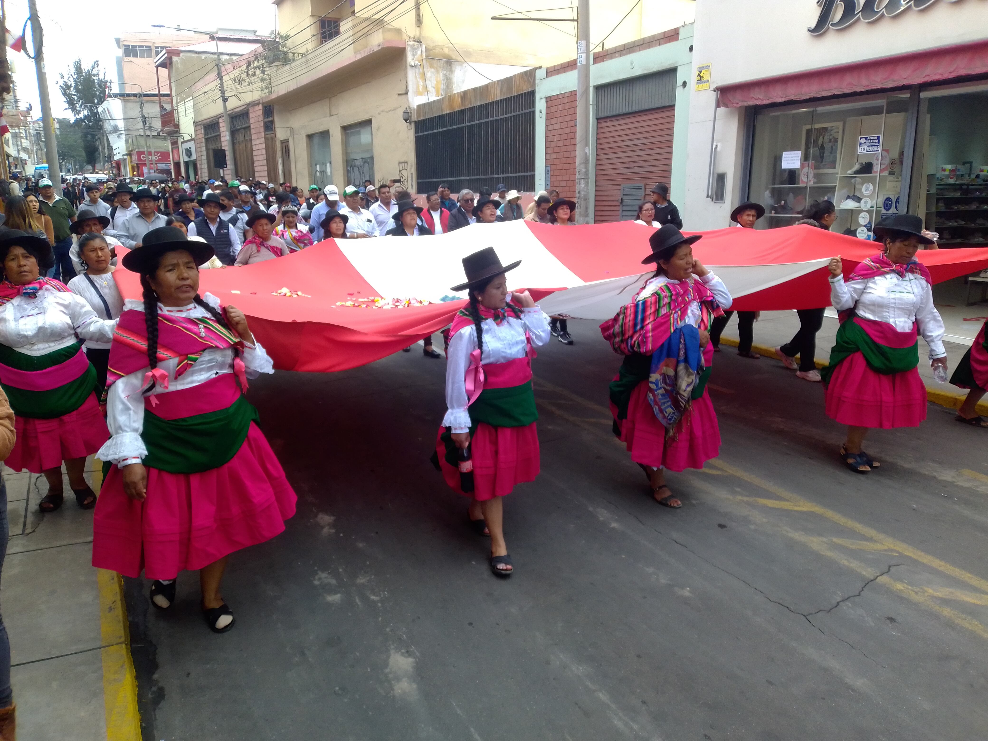 Autoridades y pobladores de la provincia de Tarata concretaron el viaje de 96 kilómetros. (Foto: Adrian Apaza)