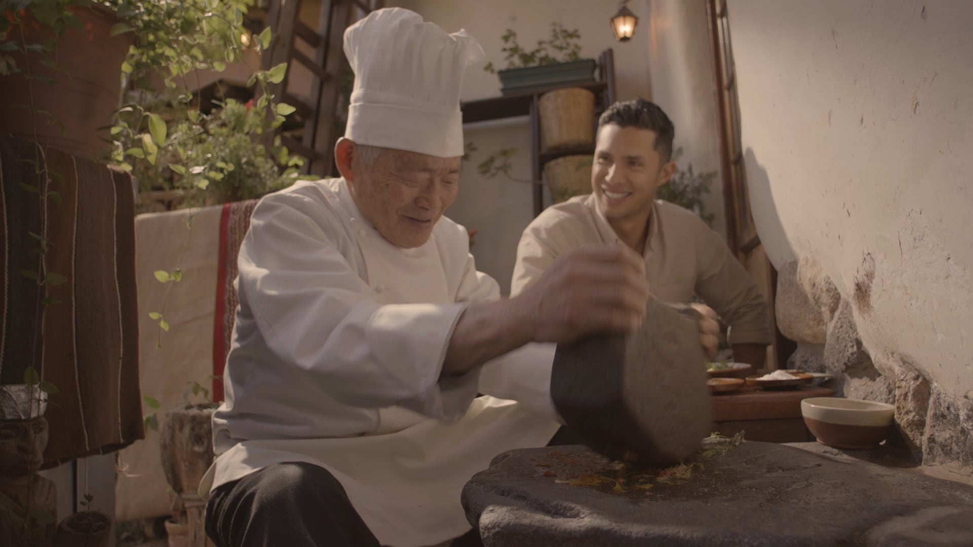 “Ceviche: Un viaje gastronómico de Rodrigo Fernandini”, dirigida por Fernando Landavere, recorre Chiclayo, Cusco, Lima y Manhattan para descubrir historias, tradiciones y memorias vinculadas al plato peruano.