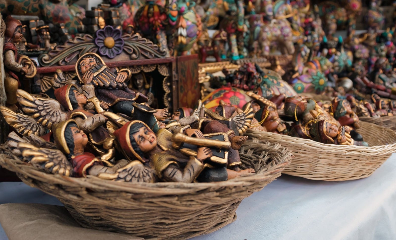 Artesanos exhiben figuras religiosas y artesanías tradicionales en el Santurantikuy, la feria navideña más emblemática de Cusco que se celebra cada 24 de diciembre en la Plaza Mayor desde el Siglo XVI.
