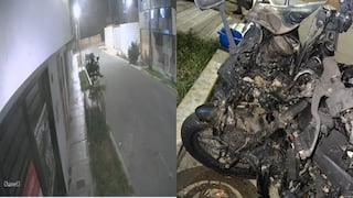 Trujillo: Joven es captado prendiendo fuego a motocicleta (VIDEO)