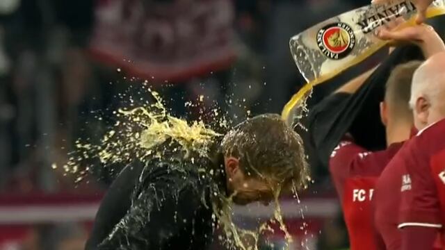Bayern Múnich: los futbolistas bañaron con cerveza a Nagelsmann por el título de la Bundesliga
