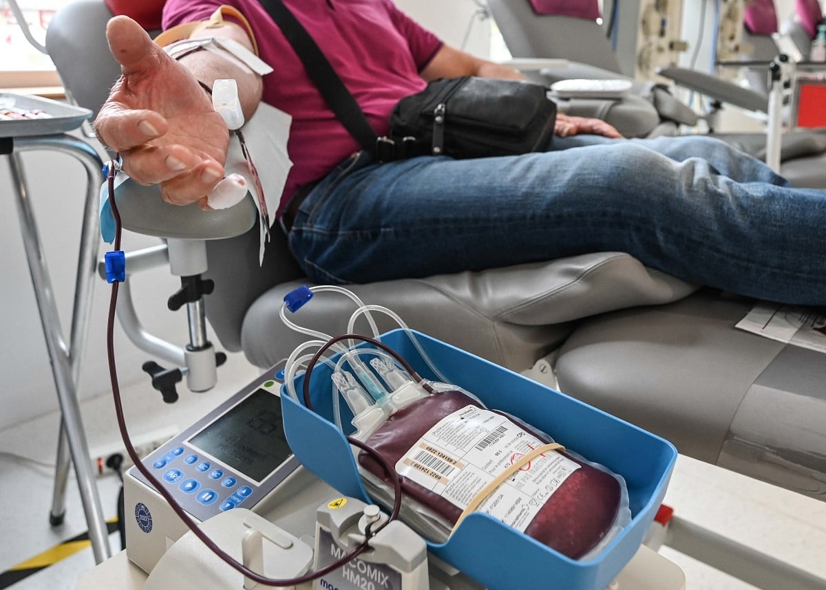Un donante de sangre y plasma realiza una donación al Establecimiento de sangre francés (EFS) en Arras, norte de Francia, el 30 de junio de 2022. (Foto de DENIS CHARLET / AFP)