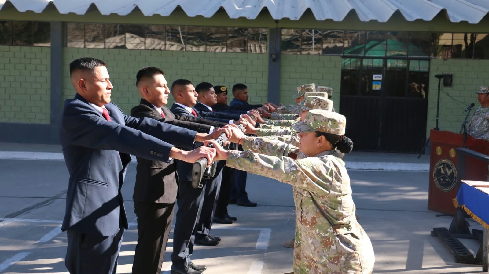 Devolución del armamento que usaron durante su preparación