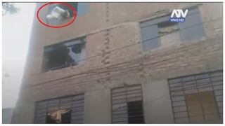Mujer lanzó a su bebé del cuarto piso para evitar que muera en incendio (VIDEO)