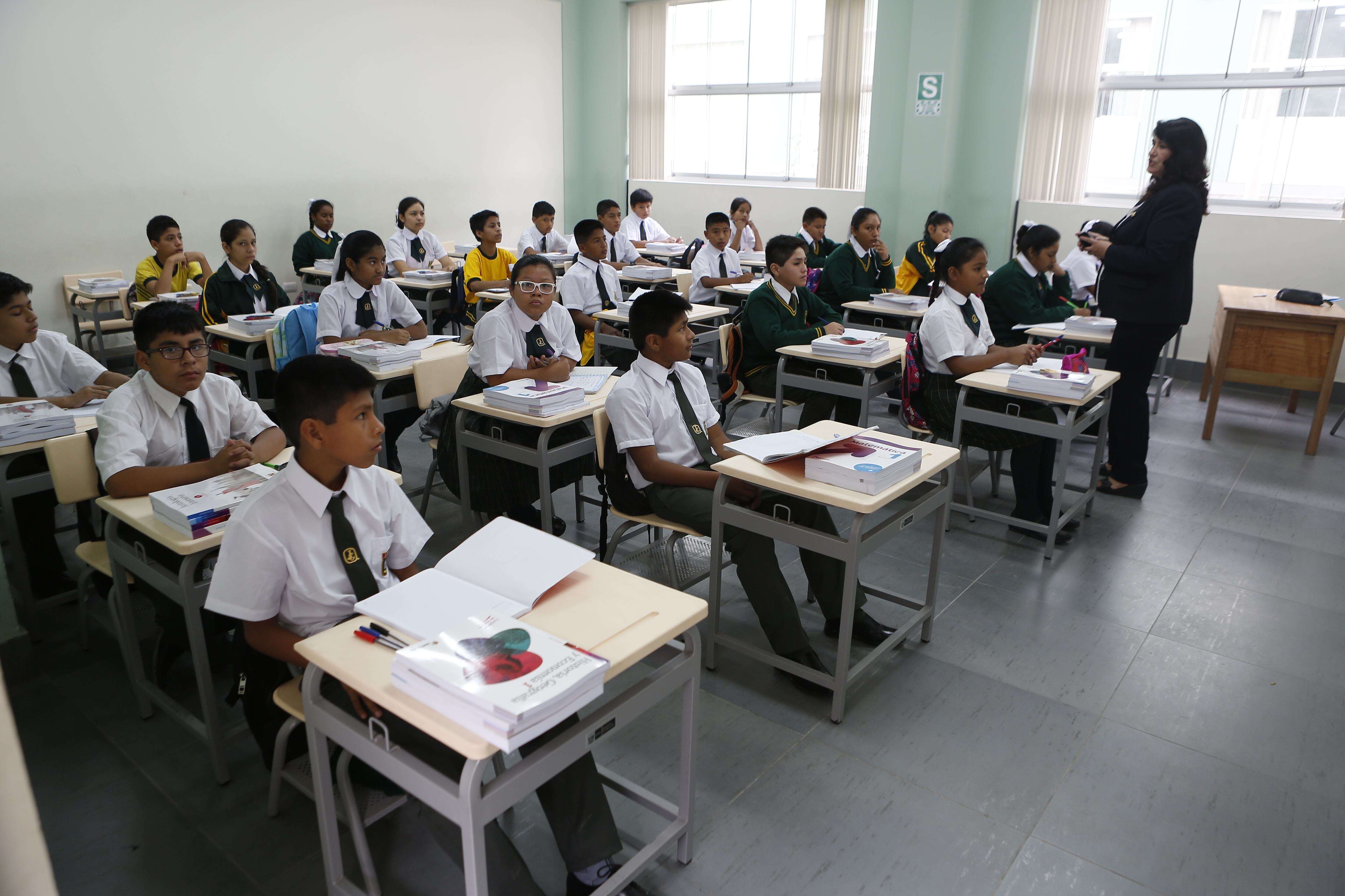 LIMA 12 DE MARZO DEL 2018
Redacción EC
12.03.2018 / 09:00 am
El presidente de la República, Pedro Pablo Kuczynski (PPK) inauguró el año escolar 2018 desde un colegio en Villa María del Triunfo, a donde acompañó a dos hermanas gemelas en su primer día de clases en secundaria.
El mandatario acudió, junto con su esposa, Nancy Lange, y el ministro de Educación, Idel Vexler, a recoger a las hermanas Dayana y Johanna Vargas Molina, para luego dirigirse al colegio Juan Guerrero Químper, en Villa María del Triunfo.
Allí, y delante de 1.700 escolares aproximadamente, el presidente y su comitiva dieron por inaugurado el año escolar 2018 en todo el Perú.
fotos: hugo perez / el comercio