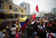 Venezolanos en Perú realizan plantón contra la toma de poder de Nicolás Maduro frente a la embajada en Lima (FOTOS)