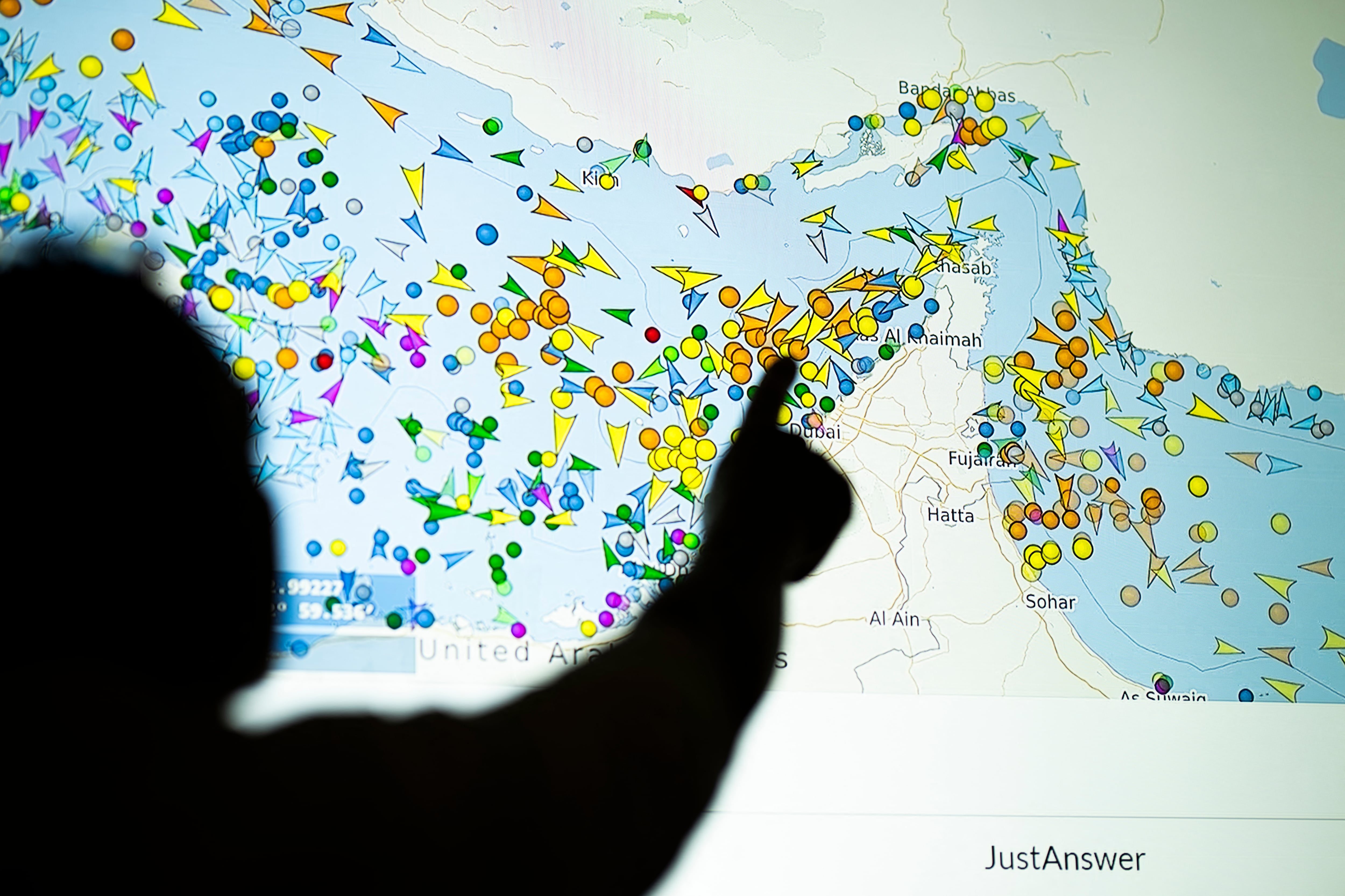 El incidente ocurrió cerca de Emiratos Árabes Unidos y se investiga en un contexto de crisis en una de las rutas energéticas más importantes del mundo. (Photo by AFP)