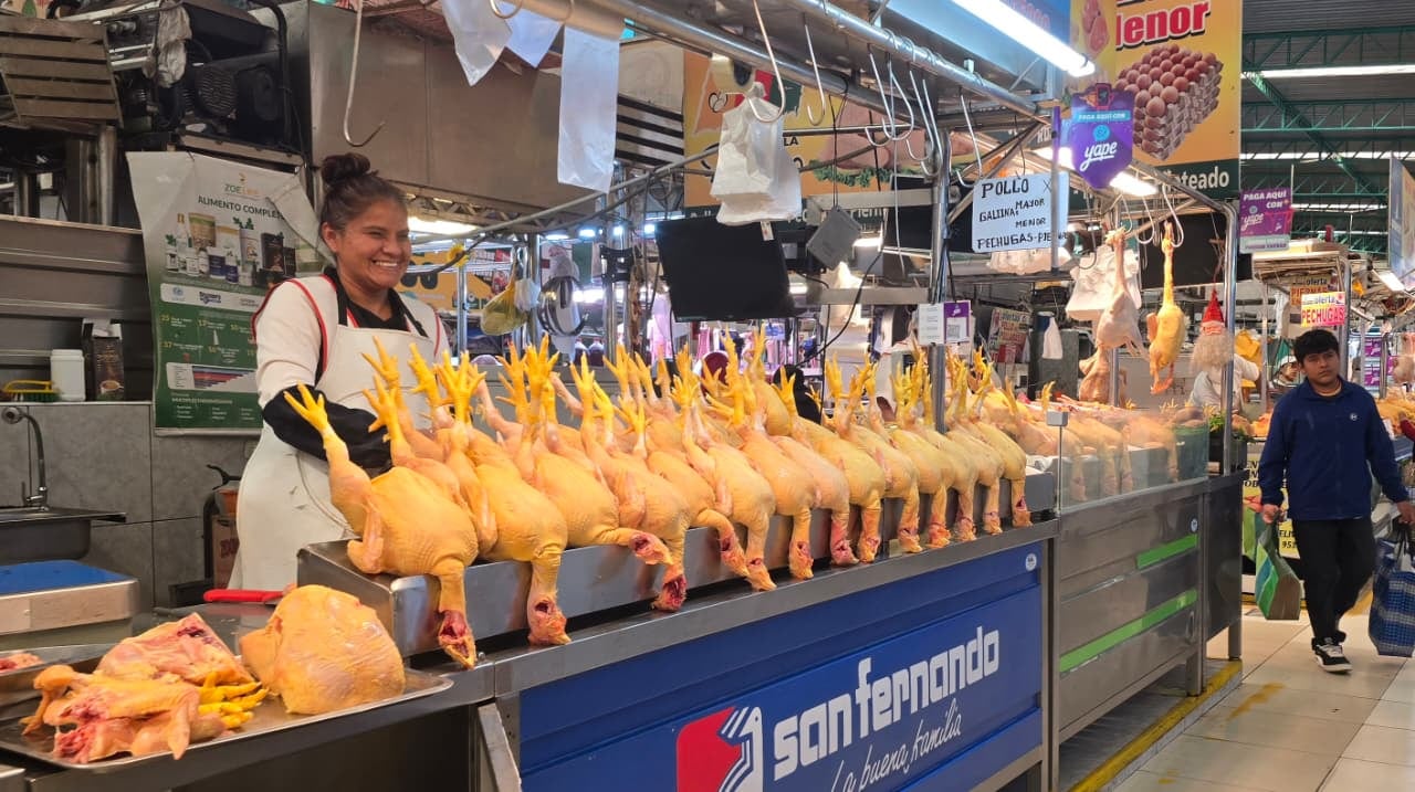 El kilo del pollo se vende desde 11.80 soles en el mercado Nueva Esperanza de Arequipa. (Foto: Yunsu Pariapaza/@photo.gec)