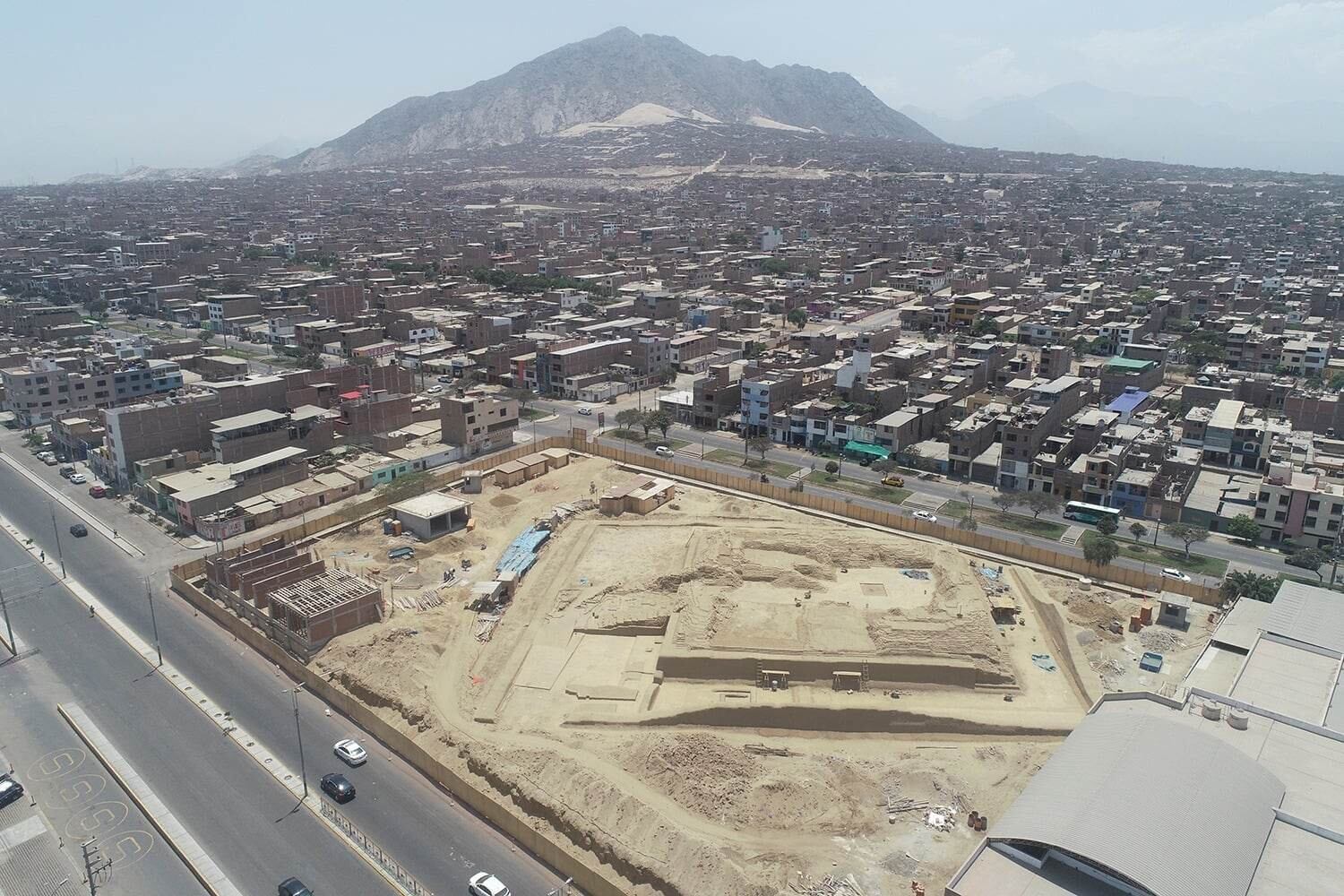 El director de la DDC-LL, David Calderón, afirmó que los muros perimétricos que se levantan serán transparentes, por lo que permitirán la visibilidad de afuera hacia adentro y viceversa.