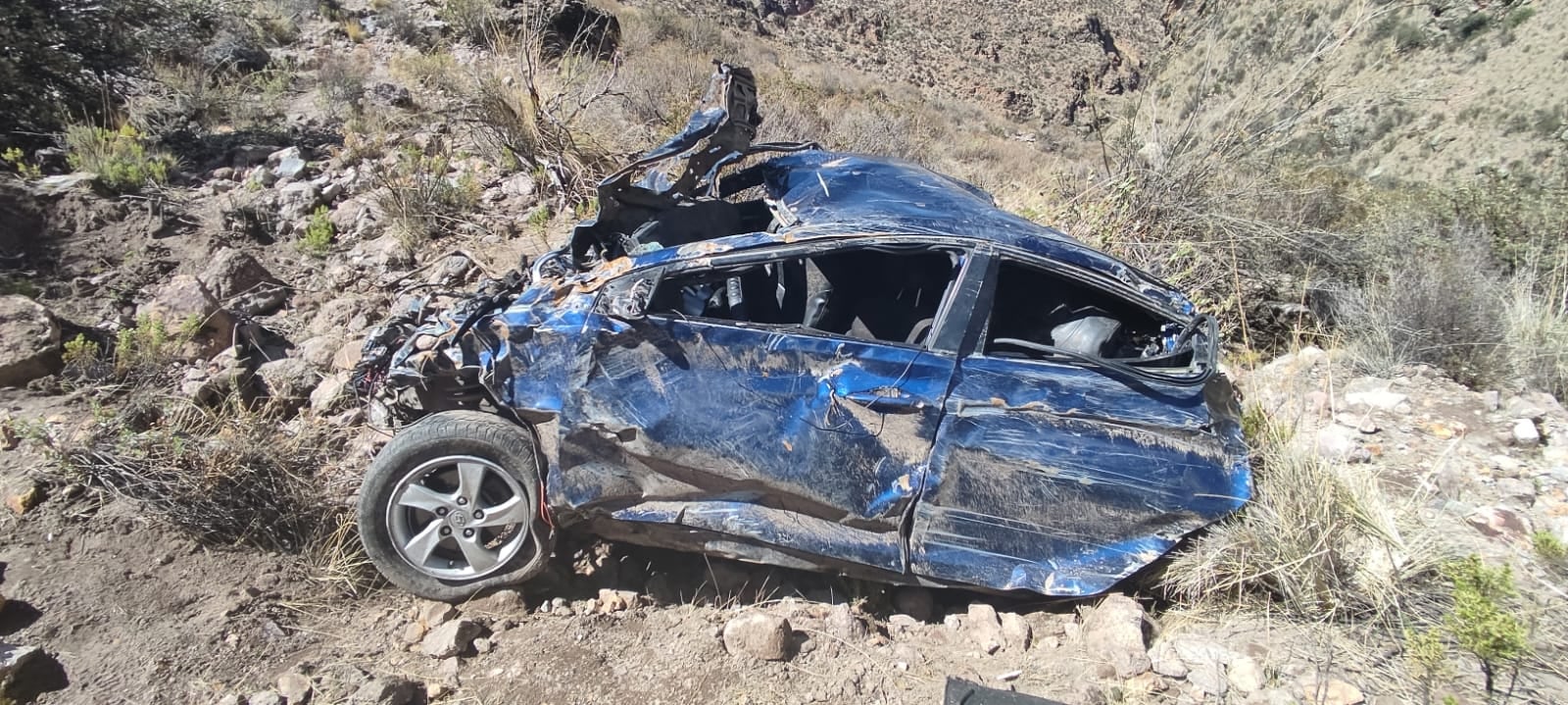 El auto colectivo de placa Z2D-101 se desbarrancó en la provincia de Tarata. (Foto: Difusión)