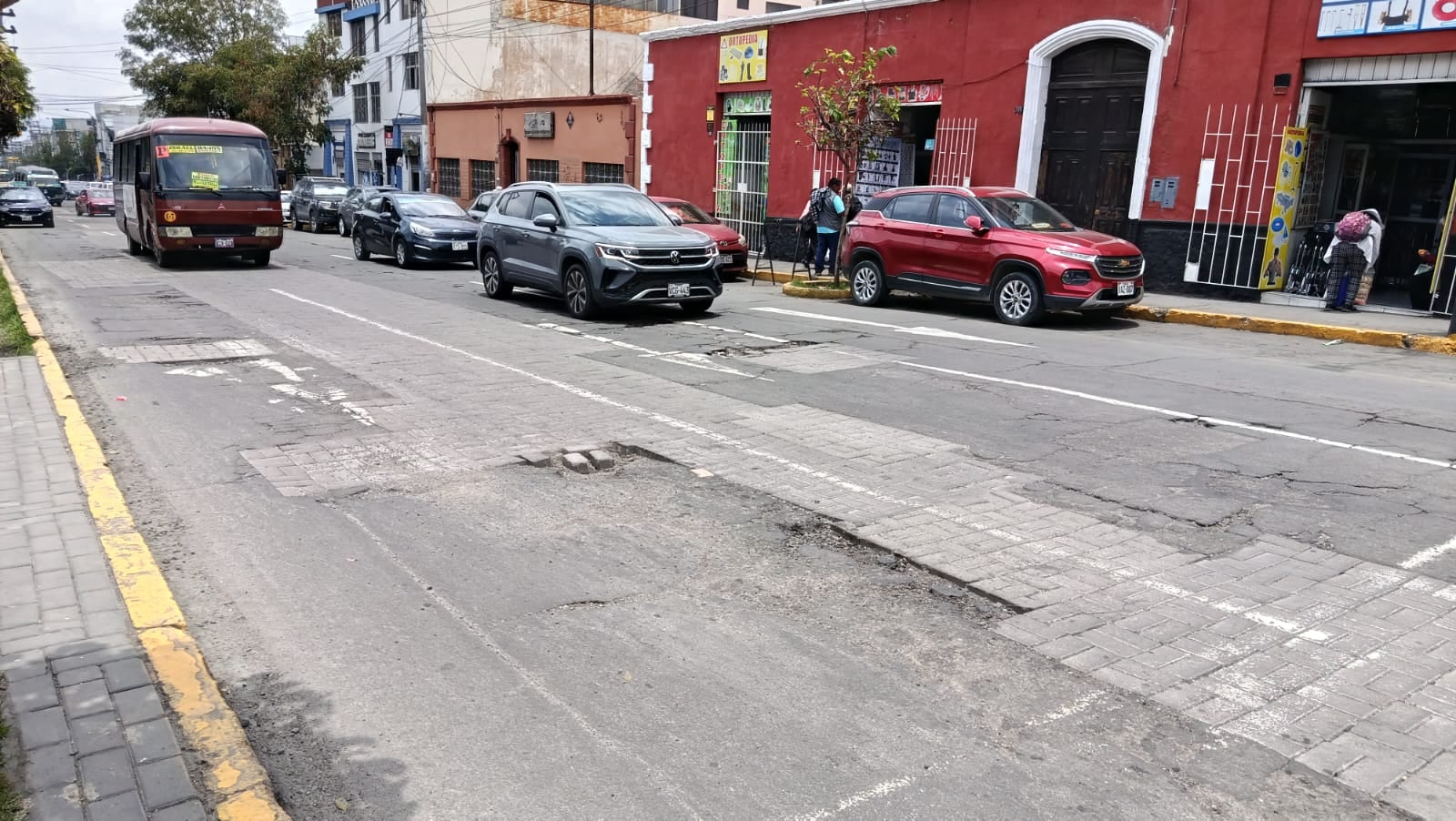 Deterioro de vías en Arequipa. (Foto: Jeamilett Chirinos/@photo.gec)