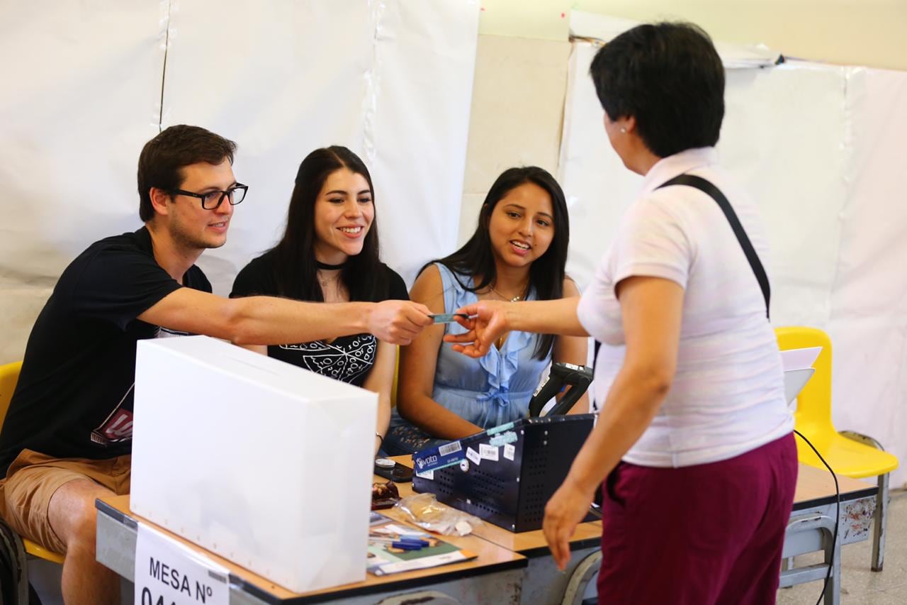 La mayoría de jóvenes que votarán por primera vez rechazan el quehacer político porque “solo han vivido la mala política”, apunta el especialista Fernando Tuesta. Según José Tello, los influencers y las redes sociales serán claves para cautivar a ese difícil segmento de votantes. El 25% del electorado tendrá menos de 30 años. (Foto: GEC)