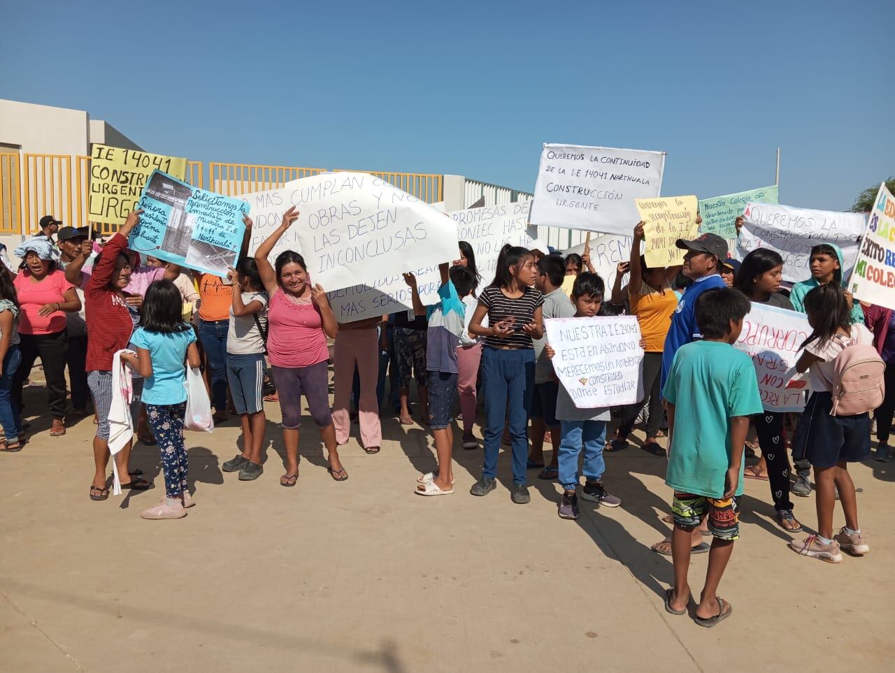 Los padres de familia de los colegios de Narihualá y La Unión se quejaron por la paralización de las obras y exigieron reiniciar los trabajos porque los afectados son los alumnos, por la proximidad del inicio del Año Escolar 2024. Ahora, los escolares tendrán que estudiar en aulas sofocantes, en medio de la ola de calor