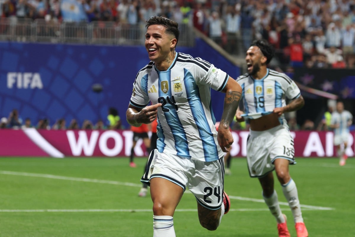 La selección argentina logró una histórica victoria por 3-2 sobre Egipto tras remontar dos goles de desventaja. Enzo Fernández, autor del tanto del triunfo, destacó la fortaleza del grupo, mientras Lionel Scaloni no pudo contener las lágrimas tras la clasificación. | (Foto: AFP)
