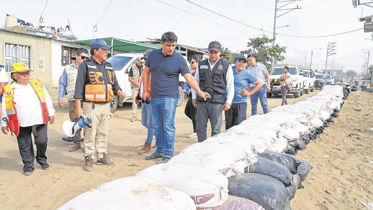Según el alcalde Mario Reyna, ANIN levantó un dique para desviar el agua al río Moche, mientras que el GORE construyó una poza de sedimentación y la MPT hará labores de canalización.