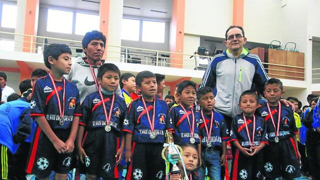 Niños premiados en V campeonato de Menores de Mariano Melgar