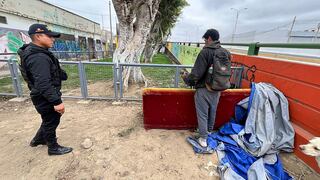 Trujillo: Retiran a extranjeros que dormían en un mueble en inmediaciones del baipás Mansiche