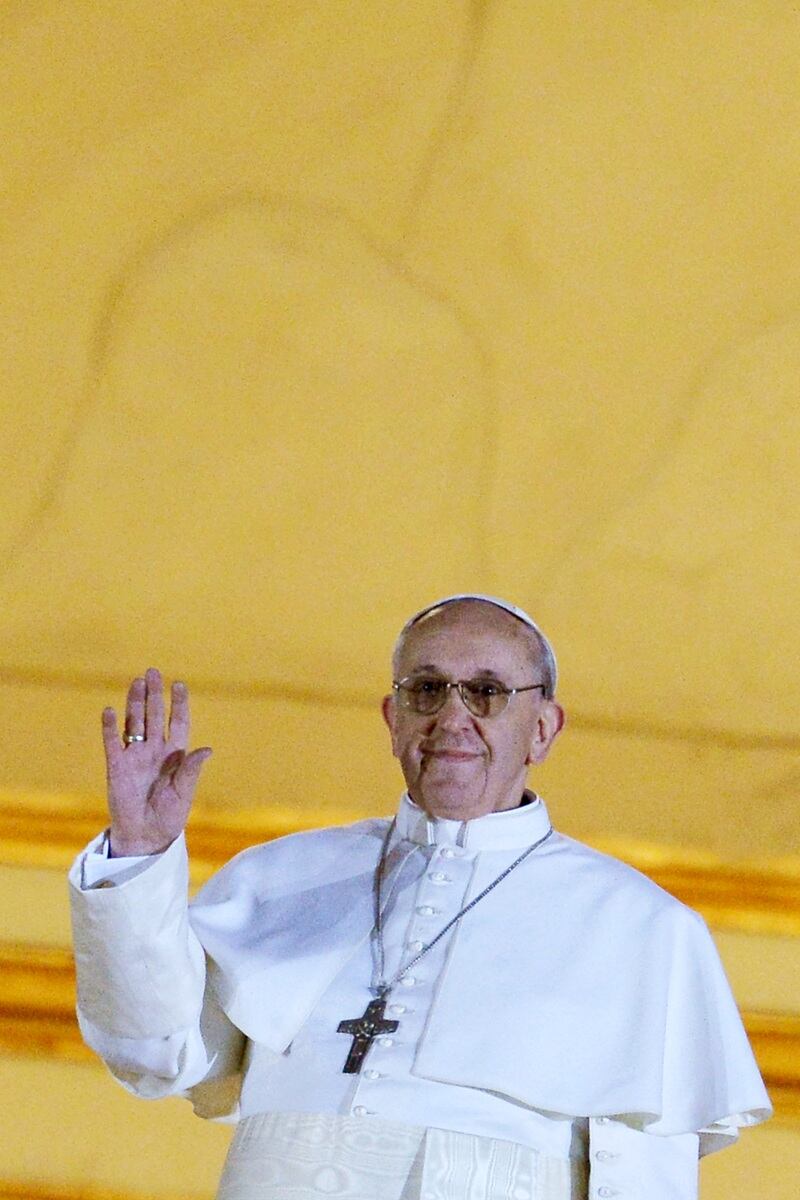 El argentino Jorge Bergoglio, elegido Papa Francisco I, aparece en la ventana del balcón de la Basílica de San Pedro después de ser elegido el 266º Papa de la Iglesia Católica Romana, el 13 de marzo de 2013. (Foto de Vincenzo PINTO / AFP)