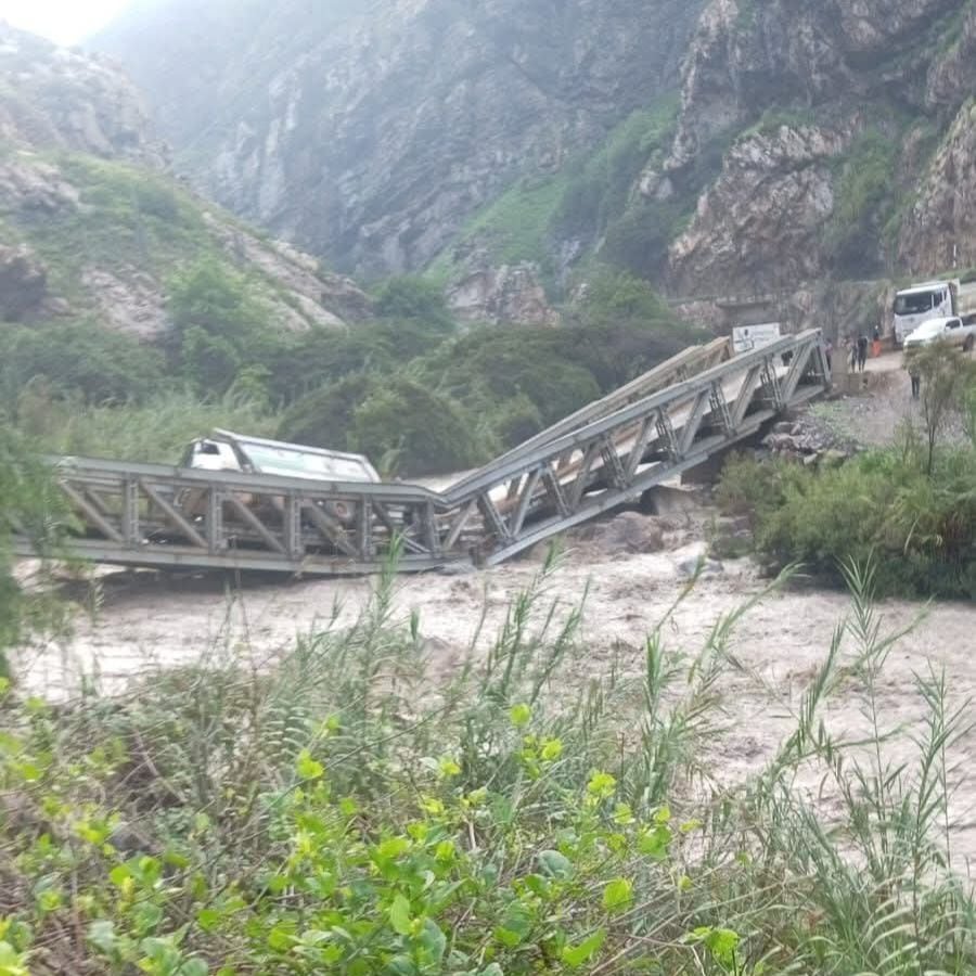 La estructura cedió mientras un volquete trataba cruzar. El vehículo quedó atrapado y el chofer tuvo que ser rescatado. Foto: Pampas de Jaguey Noticias.