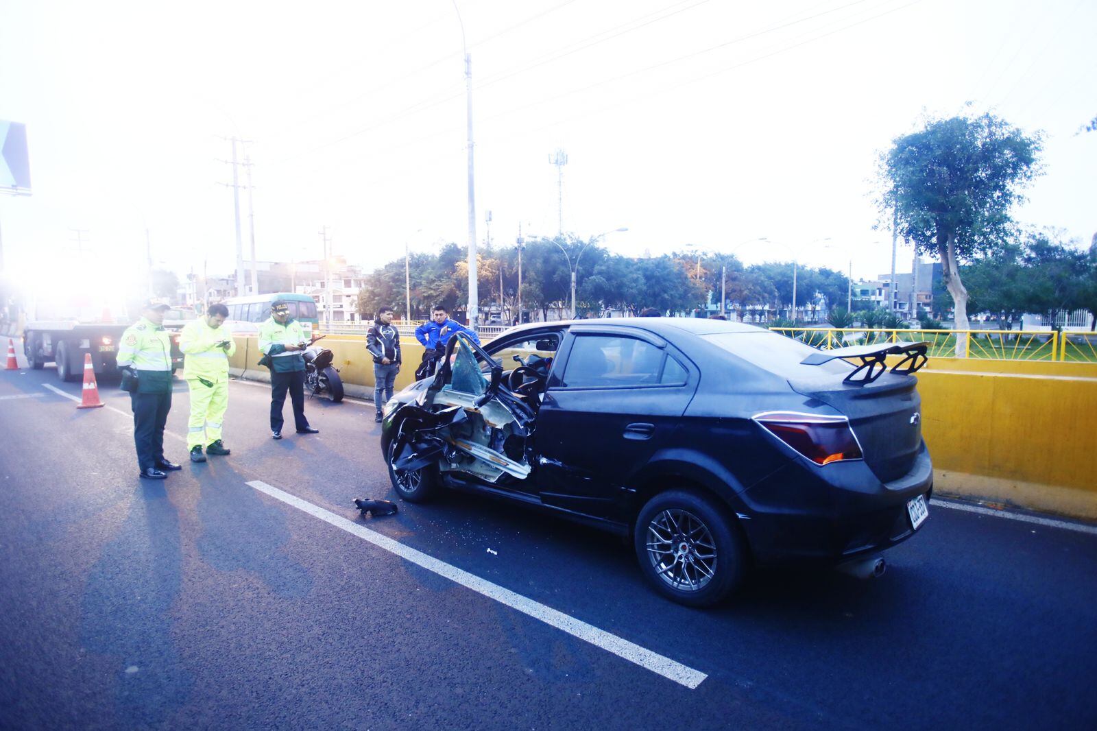 Un accidente de tránsito que involucró tres vehículos y una motocicleta dejó como saldo un motociclista fallecido en Los Olivos. Las autoridades realizan el peritaje correspondiente para determinar las responsabilidades. (Foto: GEC)