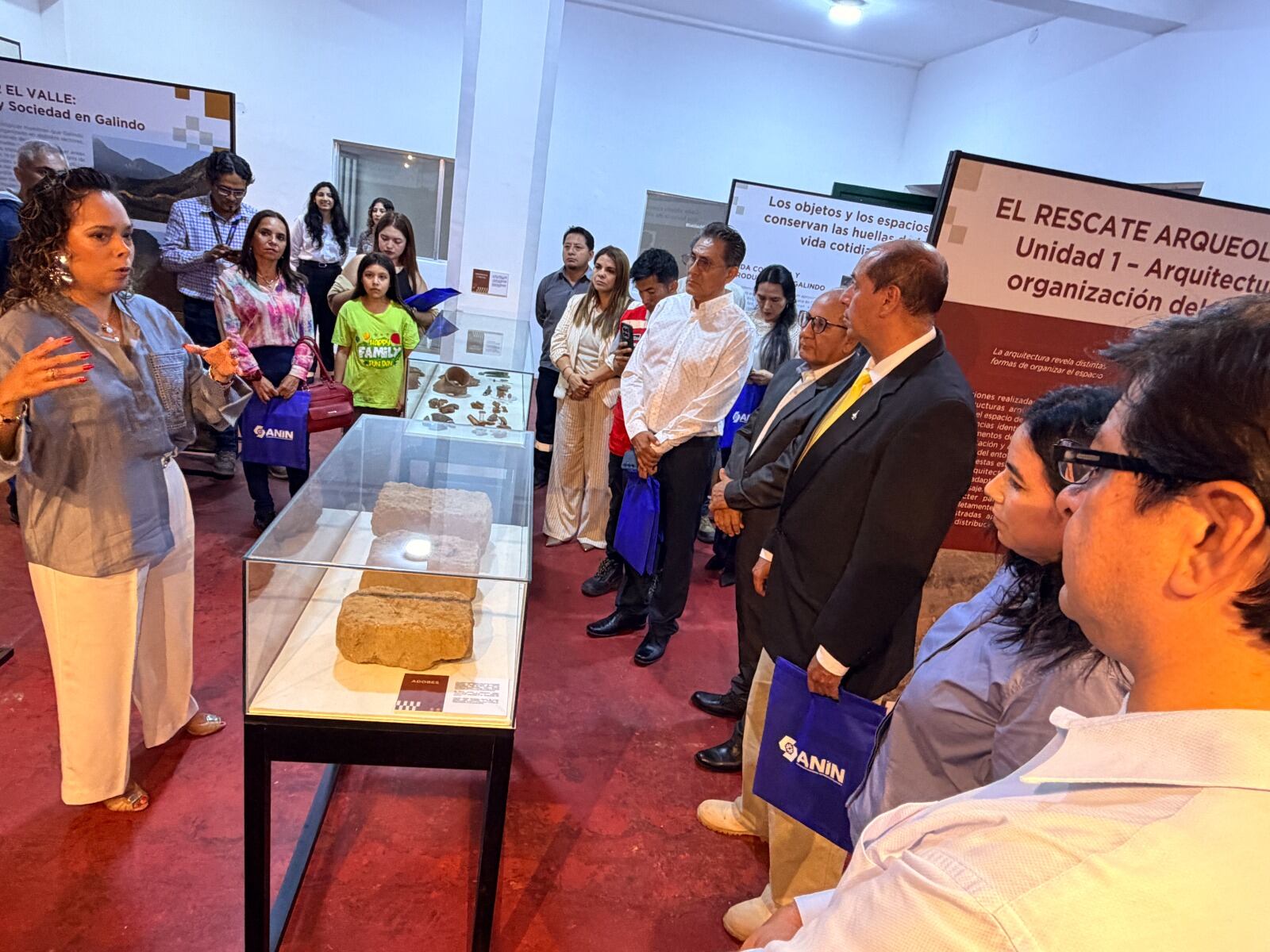 La muestra museográfica “Entre Cerros y Quebradas” y la publicación del mismo nombre presentan nuevas evidencias de la sociedad Moche Tardío y acercan este patrimonio cultural a la ciudadanía.