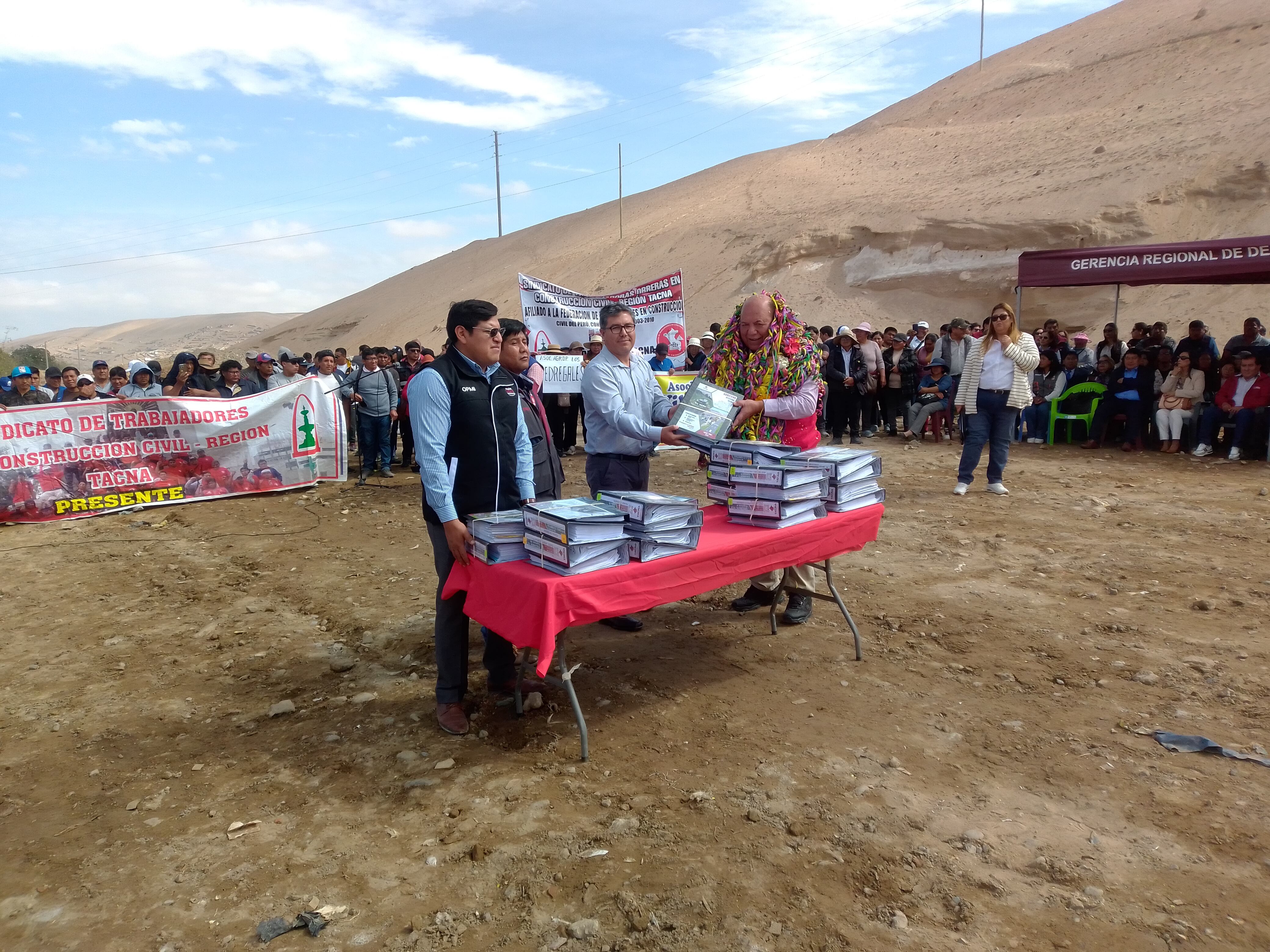 El gobernador de Tacna Luis Torres Robledo y el representante del Consorcio del Sur Edgar Oswaldo Echave. (Foto: Adrian Apaza)
