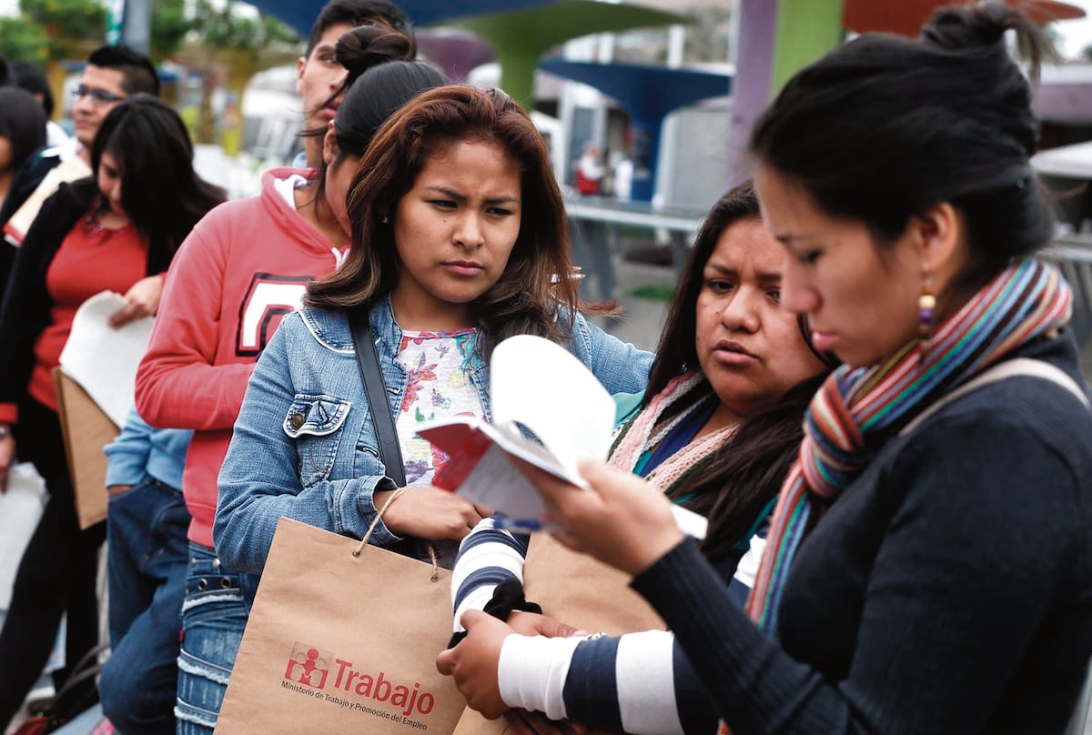 El 70% de la juventud en peruanos trabajarán en el sector servicios, alejándose de empleos agrícolas y manufactureros.