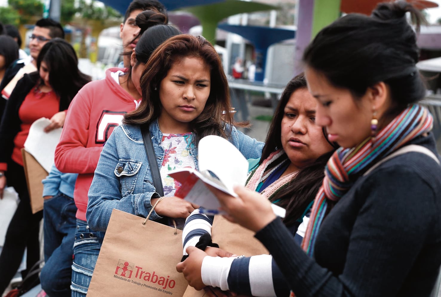 El 70% de la juventud en peruanos trabajarán en el sector servicios, alejándose de empleos agrícolas y manufactureros.