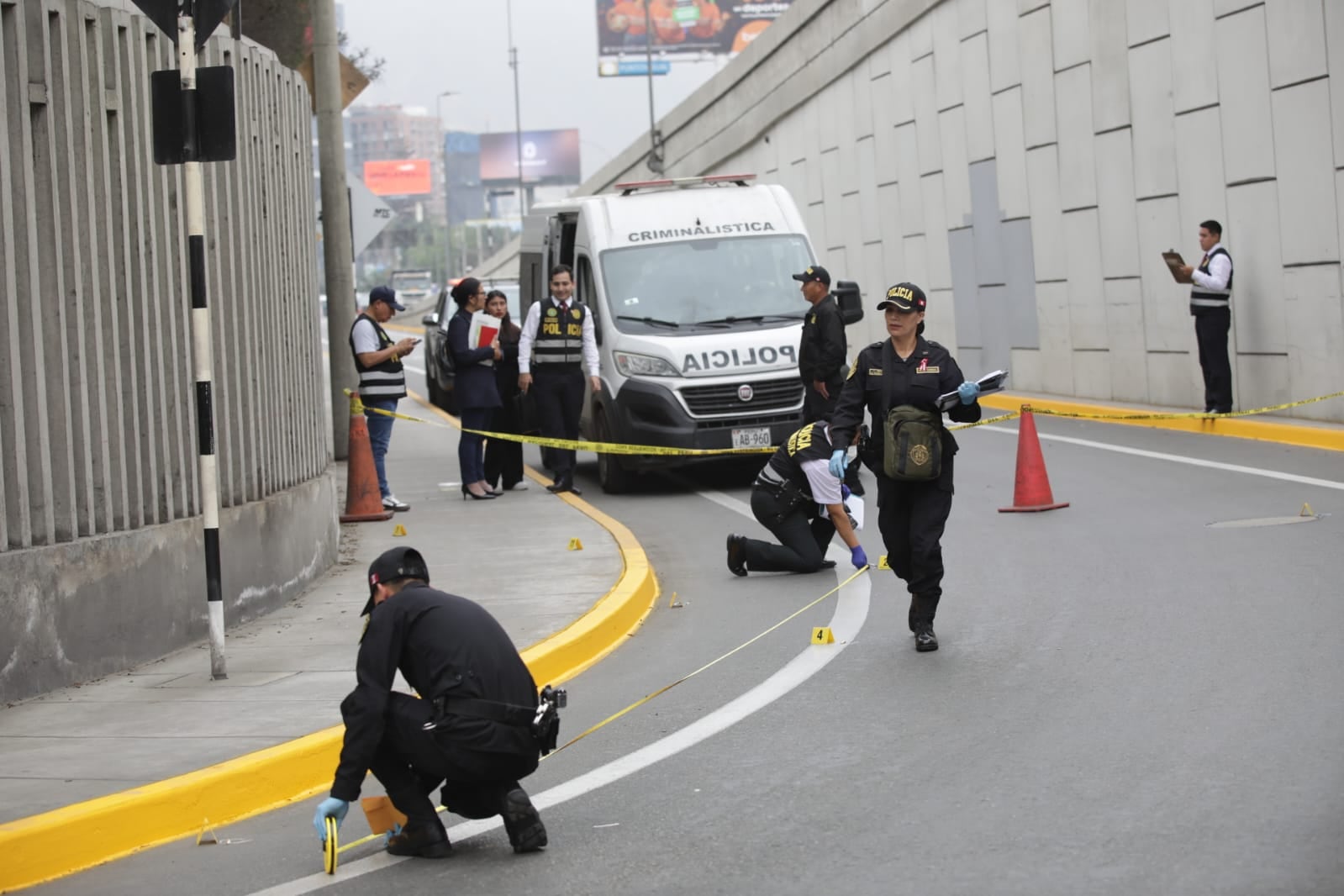 El ataque ocurrió cuando dos hombres se dirigían al aeropuerto Jorge Chávez. La Policía investiga el presunto robo de una mochila con oro y la desaparición del copiloto, quien habría sido llevado por los asaltantes. (Fotos: Diana Marcelo/GEC)