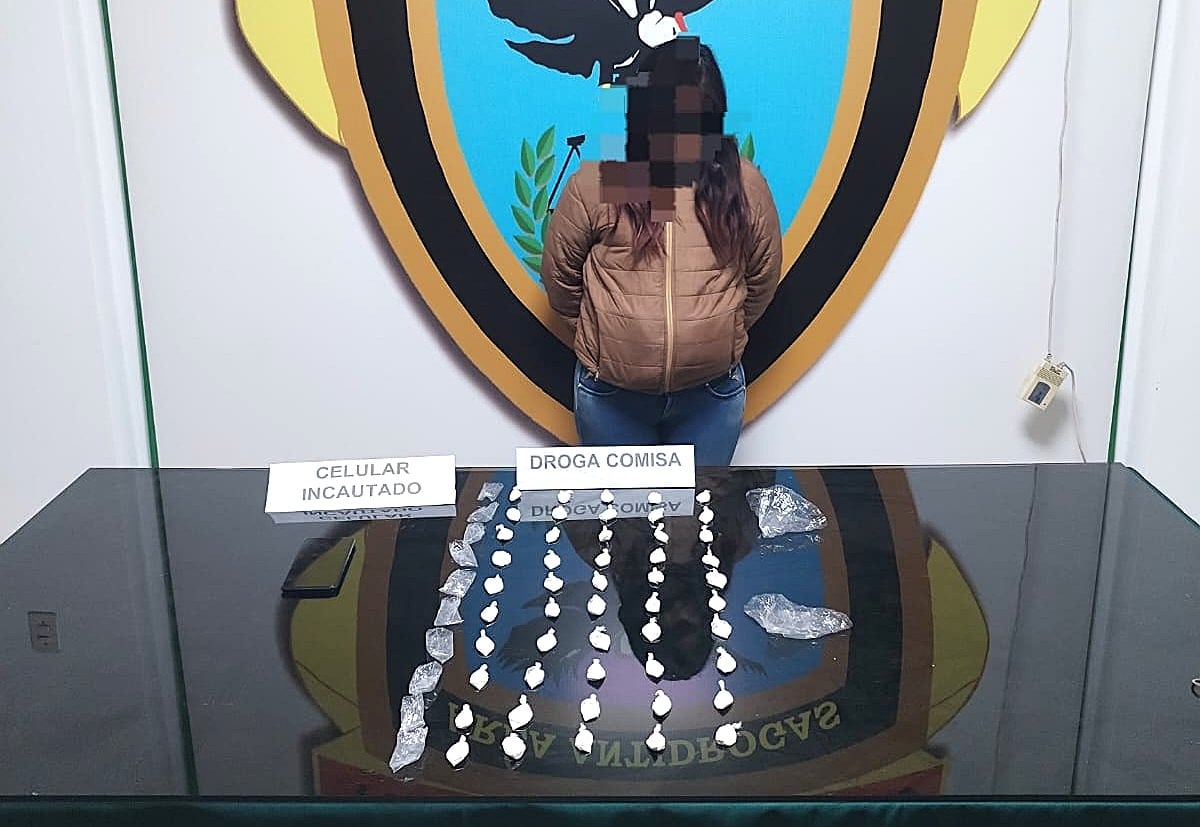 Joven detenida por el delito de tráfico ilícito de drogas en el Cercado de Arequipa. Foto: PNP.