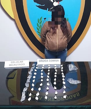 Joven detenida por el delito de tráfico ilícito de drogas en el Cercado de Arequipa. Foto: PNP.